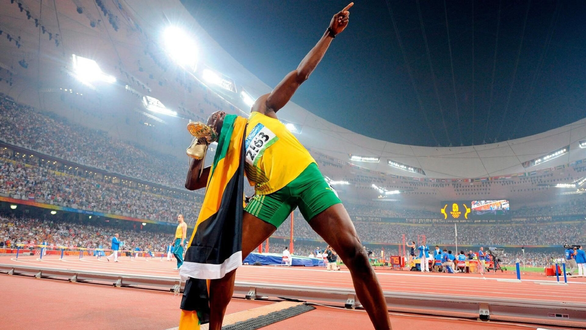 C罗与队友亲密互动,更衣室氛围融洽,c罗与球迷合影